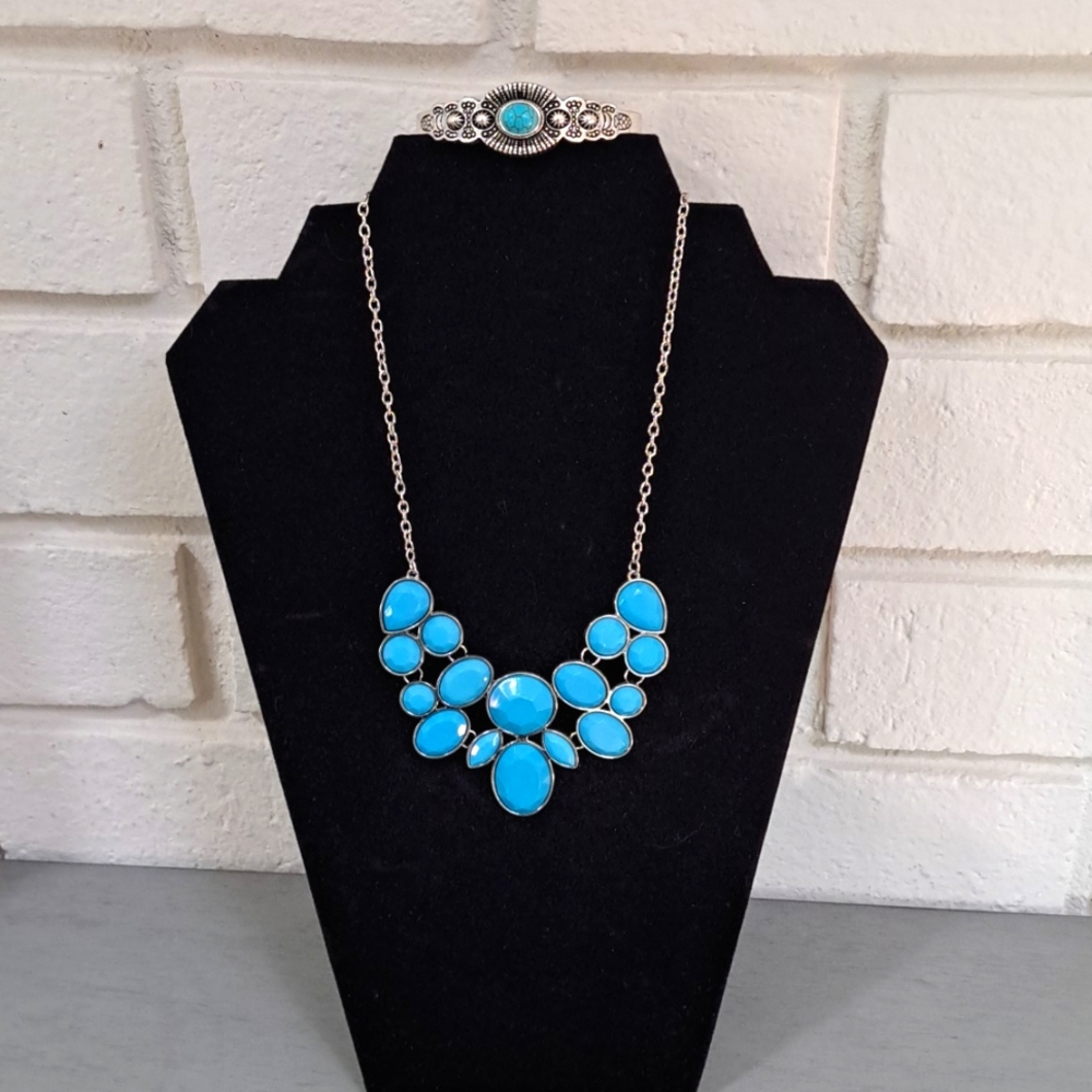 Beautiful Silver/Blue Gem Necklace and Bracelet.  Size O/S